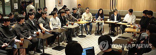 청년들 만난 김동연 경기도지사(서울=연합뉴스) 더불어민주당 대통령 후보 경선에 나선 김동연 경기도지사(오른쪽 네번째)가 14일 서울 여의도의 한 커피전문점에서 열린 청년 공감 토크 콘서트에서 청년들과 소통하고 있다. 2025.4.14 [김동연 캠프 제공. 재판매 및 DB 금지] photo@yna.co.kr