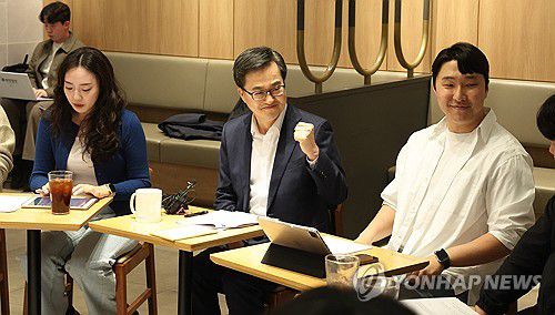 청년들 만난 김동연 경기도지사(서울=연합뉴스) 더불어민주당 대통령 후보 경선에 나선 김동연 경기도지사가 14일 서울 여의도의 한 커피전문점에서 열린 청년 공감 토크 콘서트에서 청년들과 소통하고 있다. 2025.4.14 [김동연 캠프 제공. 재판매 및 DB 금지] photo@yna.co.kr