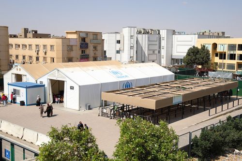 유엔난민기구(UNHCR) 이집트사무소가 운영하는 난민등록센터(카이로=연합뉴스) 성도현 기자 = 지난달 23일(현지시간) 이집트 카이로 인근 유엔난민기구(UNHCR) 난민등록센터. 정문 앞은 난민 신청을 위해 이른 아침부터 수단 난민 등 수백명이 몰려 시장통을 이뤘고, 점심 시간이 다가오니 대기 줄이 한산해졌다. 2025.4.15 raphael@yna.co.kr