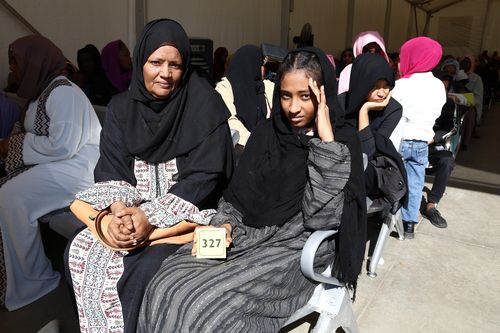 이집트 유엔난민기구(UNHCR) 난민등록센터서 차례 기다리는 수단 난민 모녀(카이로=연합뉴스) 성도현 기자 = 지난달 23일(현지시간) 이집트 카이로 인근 유엔난민기구(UNHCR) 난민등록센터를 찾은 수단 난민 마샤어 세이겔딘(왼쪽) 씨와 막내딸 로아 살라(오른쪽) 양이 난민 신청 절차를 위해 대기 번호표를 받고 기다리고 있다. 2025.4.15 raphael@yna.co.kr