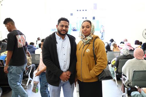 수단 수도 하르툼서 피란 온 난민 부부(카이로=연합뉴스) 성도현 기자 = 지난달 23일(현지시간) 이집트 카이로 인근 유엔난민기구(UNHCR) 난민등록센터를 찾은 수단 난민 야세르 아흐메드(왼쪽) 씨 부부가 난민 신청 절차를 위해 대기하면서 연합뉴스와 인터뷰를 하고 있다. 2025.4.15 raphael@yna.co.kr