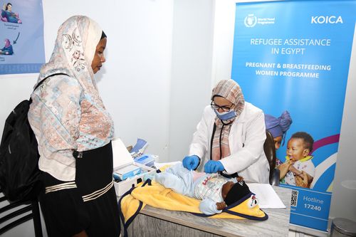 WFP 계약 병원서 영양 및 건강검진 받는 수단 난민 아동(카이로=연합뉴스) 성도현 기자 = 이집트 카이로 내 수단 커뮤니티에서 거주하는 수단 난민 여성(맨 왼쪽)이 유엔세계식량계획(WFP)과 계약된 병원을 찾아 담당 의사로부터 아이의 영양 및 건강 상태 검진을 받고 있다. 2025.4.15 raphael@yna.co.kr