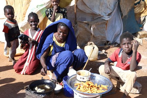 남수단 렌크 난민촌서 생계 활동 나선 수단 난민 여성성도현 기자 raphael@yna.co.kr