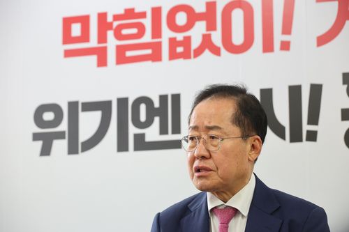 연합뉴스 취재진과 인터뷰하는 홍준표 전 대구시장(서울=연합뉴스) 박동주 기자 = 대선 출마를 선언한 홍준표 전 대구시장이 14일 서울 여의도 대하빌딩에서 연합뉴스 취재진과 인터뷰하고 있다. 2025.4.15