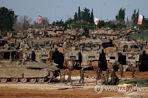 가자 국경 근처에 주둔한 이스라엘군[로이터=연합뉴스 자료사진. 재판매 및 DB금지]