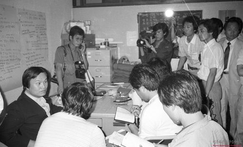 취재진 만나는 인명진 목사(1987년)[박용수 기증, 민주화운동기념사업회 아카이브 제공. 재판매 및 DB 금지]