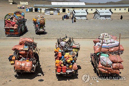 파키스탄 떠나는 아프가니스탄 난민들파키스탄에서 아프가니스탄으로 돌아가는 난민들이 탄 트럭에 짐이 한 가득 실려 있다. [AFP 연합뉴스 자료사진. 재판매 및 DB 금지]