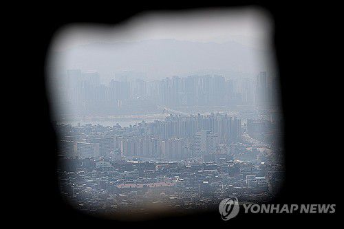 지난 11일 미세먼지에 서울 중구 남산에서 바라본 도심이 뿌옇다. [연합뉴스 자료사진]
