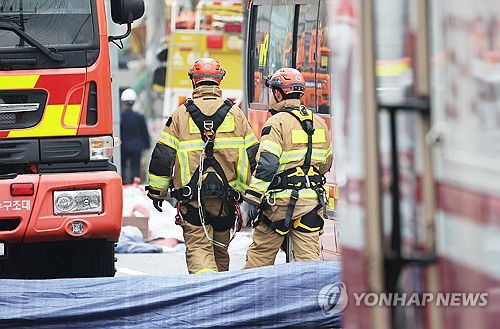 이동하는 구조대원들(광명=연합뉴스) 홍기원 기자 = 붕괴 사고가 발생한 경기도 광명시 신안산선 지하터널 공사 현장에서 14일 구조대원들이 이동하고 있다. 지난 11일 경기도 광명시 신안산선 복선전철 제5-2공구 지하터널 공사 현장과 상부 도로가 함께 붕괴하는 사고가 났다. 2025.4.14 xanadu@yna.co.kr