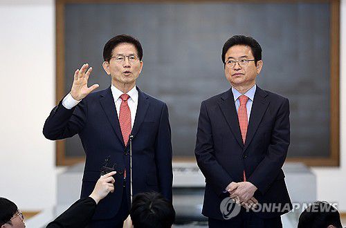 김문수-이철우, 회동(서울=연합뉴스) 윤동진 기자 = 제21대 대통령 선거 출마를 선언한 김문수 전 고용노동부 장관(왼쪽)과 이철우 경북지사가 15일 서울 박정희기념관에서 진행된 회동에서 박정희 전 대통령 동상 설립과 관련된 발언을 하고 있다. 2025.4.15 mon@yna.co.kr