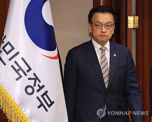 회의실 들어서는 최상목 부총리(서울=연합뉴스) 최재구 기자 = 최상목 부총리 겸 기획재정부 장관이 15일 서울 종로구 정부서울청사에서 열리는 경제관계장관회의 겸 산업경쟁력강화 관계장관회의에 참석하고 있다. 2025.4.15 jjaeck9@yna.co.kr