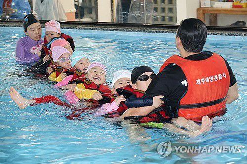 세월호 11주기 앞두고 생존수영 배우는 어린이들(제주=연합뉴스) 변지철 기자 = 세월호 참사 11주기를 하루 앞둔 15일 오후 제주시 연동의 한 수영장에서 해오름어린이집 만 6∼7세 아동 25명의 어린이가 제주해양경찰서 구조대원과 수영강사 등으로부터 생존수영을 배우고 있다. 2025.4.15 bjc@yna.co.kr