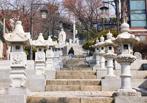 청·일 조계지 경계 계단. 계단을 중심으로 왼쪽에는 중국식 건축물이, 오른쪽에는 일본식 건축물이 있다. 계단 좌우로 늘어선 석등도 왼쪽은 청나라식, 오른쪽은 일본식이다. [사진/임헌정 기자]