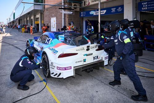 피트 스톱에서 타이어를 교체하는 스톡카[슈퍼레이스 제공. 재판매 및 DB 금지]