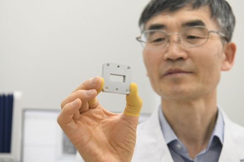 도파관 표준기 들어 보이는 조치현 책임연구원 [한국표준과학연구원 제공. 재판매 및 DB 금지]