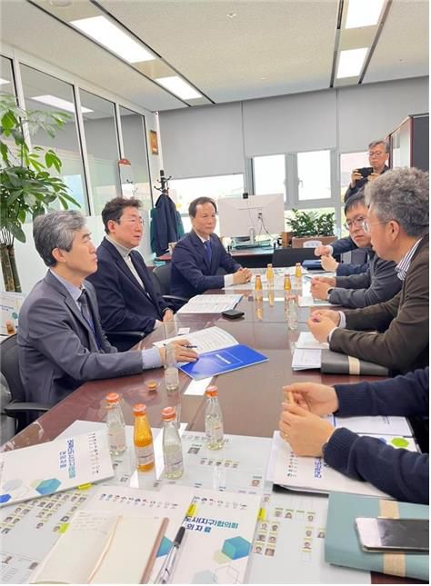 원강수(왼쪽 가운데) 원주시장, 국토부에 혁신도시 활성화 공동건의문 전달[원주시 제공.재판매 및 DB 금지]