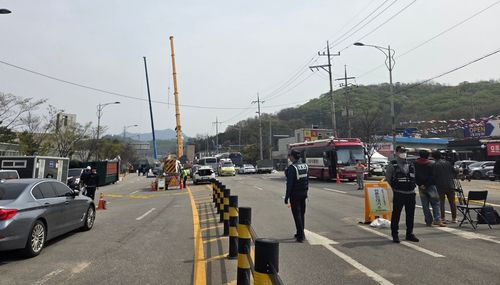 양지사거리 부근에서 경찰이 시민 출입을 통제하는 모습[촬영 김솔]