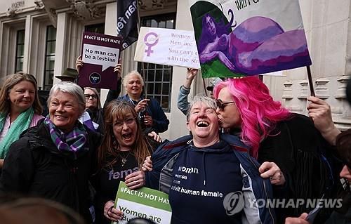 영국 대법원 판결 환영하는 여성들(런던 EPA=연합뉴스) 여성 활동가들이 16일(현지시간) 영국 런던 대법원 앞에서 평등법상 '여성'은 생물학적 여성을 뜻한다는 대법원 판결에 기뻐하고 있다. 2025.04.16.