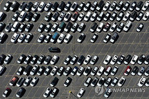 미 캘리포니아 롱비치 항구에 하역된 차량들[롱비치 AFP=연합뉴스. 재판매 및 DB 금지]