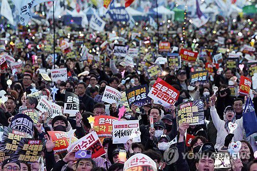 광화문 동십자각에서 열린 대통령 파면 촉구 집회(서울=연합뉴스) 신현우 기자 = 15일 서울 종로구 광화문 동십자각 앞에서 윤석열 즉각퇴진·사회대개혁 비상행동이 연 15차 범시민 대행진 참가자들이 윤석열 대통령 파면을 촉구하고 있다. 2025.3.15 nowwego@yna.co.kr