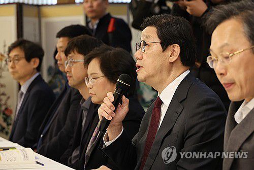 제8차 의료개혁특별위원회 개최(서울=연합뉴스) 최재구 기자 = 노연홍 의료개혁특별위원회 위원장이 19일 서울 종로구 정부서울청사 광화문홀에서 열린 제8차 의료개혁특별위원회에서 발언하고 있다. 2025.3.19 jjaeck9@yna.co.kr