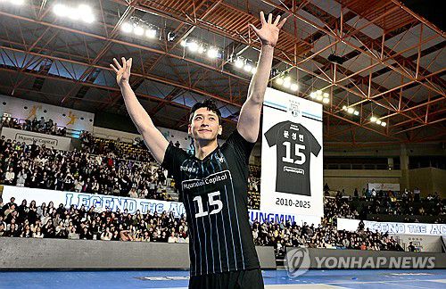 문성민 은퇴식(서울=연합뉴스) 20일 천안 유관순체육관에서 열린 도드람 2024-2025 V리그 남자부 현대캐피탈과 OK저축은행의 경기. 현대캐피탈 문성민이 은퇴식에서 인사하고 있다. 2025.3.20 [한국배구연맹 제공. 재판매 및 DB 금지] photo@yna.co.kr