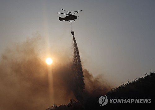 산불 재발화에 헬기 투입(안동=연합뉴스) 류영석 기자 = 29일 경북 안동시 남후면 고하리 부근에서 산불이 재발화해 헬기가 진화 작업을 하고 있다. 2025.3.29 ondol@yna.co.kr