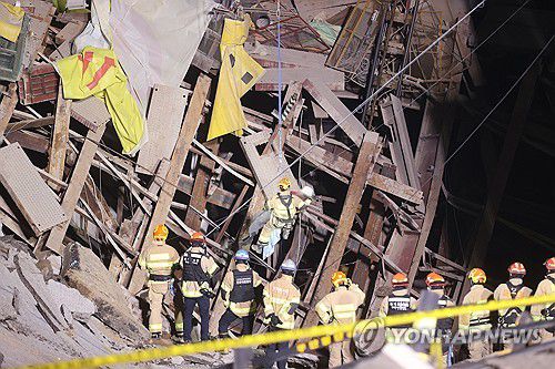 광명 신안산선 공사장 붕괴로 고립된 근로자 1명 구조(광명=연합뉴스) 12일 오전 4시 27분께 경기도 광명시 일직동 신안산선 지하터널 붕괴 사고 현장에서 고립됐던 20대 굴착기 기사가 사고 발생 13시간여만에 구조되고 있다. 2025.4.12 [광명시 제공. 재판매 및 DB금지] xanadu@yna.co.kr
