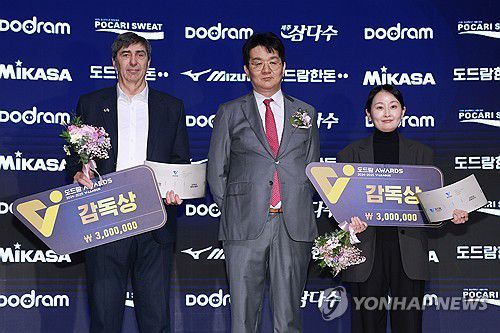 프로배구 감독상 필립 블랑-마르첼로 아본단자 감독(서울=연합뉴스) 신현우 기자 = 14일 서울 서대문구 스위스그랜드호텔에서 열린 프로배구 도드람 2024-2025 V리그 시상식에서 감독상을 수상한 현대캐피탈 필립 블랑 감독과 흥국생명 마르첼로 아본단자 전 감독을 대신해 트로피를 받은 박지나 흥국생명 사무국장이 기념 촬영하고 있다. 왼쪽부터 필립 블랑 감독, 조원태 한국배구연맹 총재, 박 사무국장. 2025.4.14 nowwego@yna.co.kr