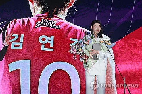 피날레 화려하게 장식한 김연경(서울=연합뉴스) 신현우 기자 = 14일 서울 서대문구 스위스그랜드호텔에서 열린 프로배구 도드람 2024-2025 V리그 시상식에서 여자부 정규리그 MVP를 수상한 김연경이 소감을 밝히고 있다.     이날 수상으로 김연경은 통산 7번째 정규리그 MVP 트로피를 손에 넣었다. 아울러 역대 최초로 데뷔 시즌과 은퇴 시즌에 챔프전 MVP와 정규리그 MVP를 모두 차지하는 위업을 달성했다. 2025.4.14 nowwego@yna.co.kr