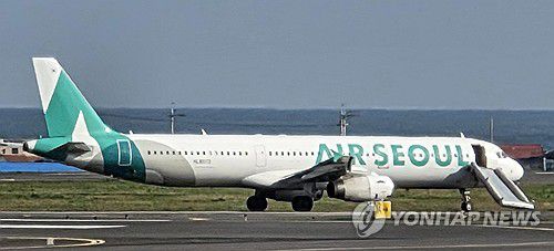 제주공항 활주로서 승객이 비상문 열어…이륙포기(서울=연합뉴스) 지난 15일 오전 제주공항에서 김포공항으로 가기 위해 활주로로 이동하던 에어서울 항공기의 비상문이 열리며 비상탈출 에어슬라이드가 펼쳐진 사고가 발생했다.  비상탈출 슬라이드는 한 승객이 비상문을 열면서 펼쳐진 것으로 알려졌다. 사진은 에어슬라이드가 개방돼 멈춰 선 항공기. 2025.4.16 [독자 제공. 재판매 및 DB금지] photo@yna.co.kr
