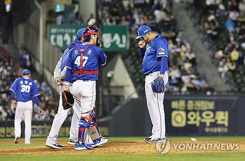 위기의 삼성(서울=연합뉴스) 임화영 기자 = 15일 서울 잠실야구장에서 열린 프로야구 삼성 라이온즈와 LG 트윈스의 경기.     6회말 2사 1, 2루 삼성 투수 후라도가 있는 마운드로 포수 강백호가 향하고 있다. 2025.4.15 hwayoung7@yna.co.kr