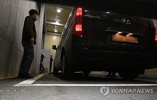 일가족 5명 살해한 50대 가장 체포(용인=연합뉴스) 홍기원 기자 = 부모와 처자식 등 일가족 5명을 살해한 50대 가장 A씨가 15일 경기도 용인서부경찰서로 압송되고 있다. A씨는 용인시 수지구 아파트 자택에서 80대 부모와 50대 아내, 10~20대 두 딸 등 가족 5명을 목 졸라 살해한 혐의를 받고 있다. 2025.4.15 [공동 취재] xanadu@yna.co.kr