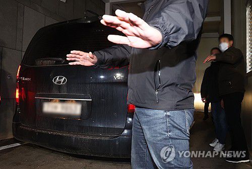 일가족 5명 살해한 50대 가장 체포(용인=연합뉴스) 홍기원 기자 = 부모와 처자식 등 일가족 5명을 살해한 50대 가장 A씨가 15일 경기도 용인서부경찰서로 압송되고 있다.      A씨는 용인시 수지구 아파트 자택에서 80대 부모와 50대 아내, 10~20대 두 딸 등 가족 5명을 목 졸라 살해한 혐의를 받고 있다. 2025.4.15 xanadu@yna.co.kr