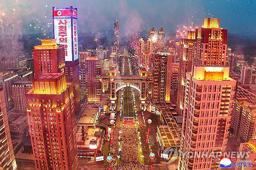 북한 평양 '뉴타운' 화성지구 3단계 준공…김정은 참석(평양 조선중앙통신=연합뉴스) 김정은 북한 국무위원장이 김일성 주석의 생일인 15일 평양 시내 '뉴타운' 지구 중 하나인 화성지구 3단계 준공식에 직접 참석하며 인민 생활 챙기기 행보를 보였다. 조선중앙통신은 16일 화성지구 3단계 1만세대 살림집 준공식이 전날 성대히 진행됐다고 전했다. 김 위원장은 준공식 테이프를 직접 끊은 뒤 새 살림집에서 살게 될 근로자와 노인, 평양시 살림집 건설에 참여하는 군대와 사회의 노력 혁신자를 만나 격려했다. 2025.4.16      [국내에서만 사용가능. 재배포 금지. For Use Only in the Republic of Korea. No Redistribution] nkphoto@yna.co.kr