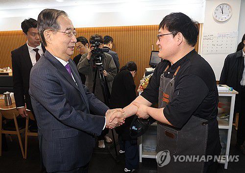 한덕수 권한대행, 결식아동 무료점심 식당 방문(울산=연합뉴스) 한상균 기자 = 한덕수 대통령 권한대행 국무총리가 16일 결식 아동들에게 무료 점심을 제공해온 울산 뚠뚠이 돈가스에서 사장과 인사를 나누고 격려하고 있다. 2025.4.16 xyz@yna.co.kr