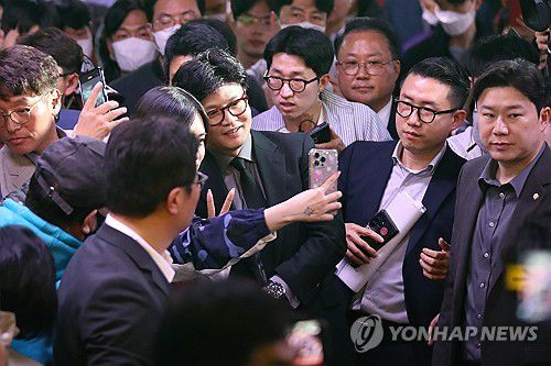 대구시민들 만나는 한동훈 전 대표(대구=연합뉴스) 윤관식 기자 = 국민의힘 대선 경선 주자인 한동훈 전 대표가 16일 대구도시철도1호선 중앙로역 대구지하철 화재참사 기억공간을 방문하고 시민들과 사진을 찍고 있다. 2025.4.16 psik@yna.co.kr