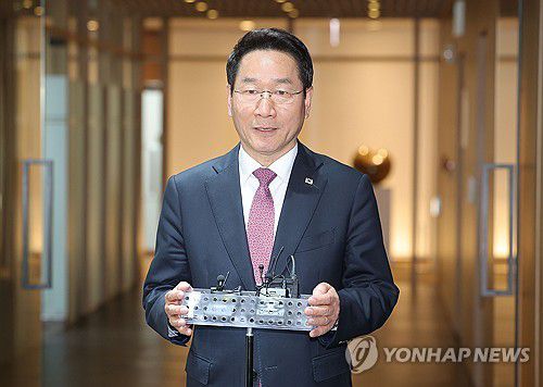 오세훈 서울시장과 회동 마친 유정복 시장(서울=연합뉴스) 류영석 기자 = 오세훈 서울시장과 회동을 마친 유정복 인천시장이 16일 서울시청 시장실을 나와 취재진 질문에 답하고 있다. 2025.4.16 ondol@yna.co.kr