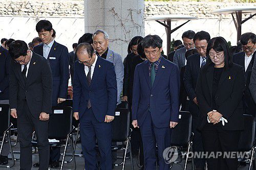 울산교육청, 세월호 참사 11주기 추모 행사 개최(울산=연합뉴스) 16일 세월호 참사 11주기를 맞아 울산시교육청에서 열린 추모 행사에서 천창수 교육감 등 간부 공무원이 묵념하고 있다. 2025.4.16 [울산시교육청 제공. 재판매 및 DB 금지] yongtae@yna.co.kr