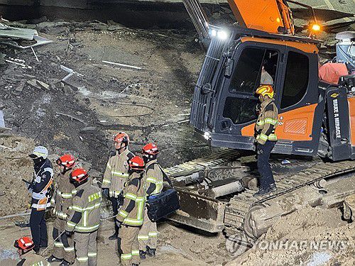 광명 붕괴현장 실종자 수습(서울=연합뉴스) 붕괴 사고가 발생한 경기 광명시 신안산선 지하터널 공사 현장에서 16일 구조대원들이 실종자 1명에 대한 수습 작업을 진행하고 있다.      16일 소방청에 따르면 이날 오후 이번 사고로 실종됐던 포스코이앤씨 소속의 50대 근로자 A씨를 발견했다.     구조대원들은 오후 8시 11분 사망한 상태의 A씨를 수습했으며, 중앙대 광명병원으로 이송했다. 사고 발생 125시간여 만이다. 2025.4.16 [경기도소방재난본부 제공. 재판매 및 DB 금지] photo@yna.co.kr