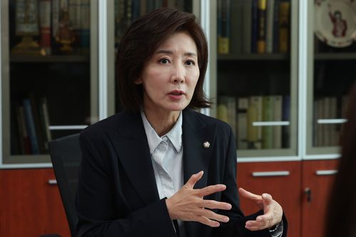 인터뷰하는 나경원 후보    (서울=연합뉴스) 김주성 기자 = 국민의힘 나경원 대선 경선 후보가 서울 여의도 국회 의원회관에서 연합뉴스와 인터뷰하고 있다. 2025.4.17     utzza@yna.co.kr (끝)