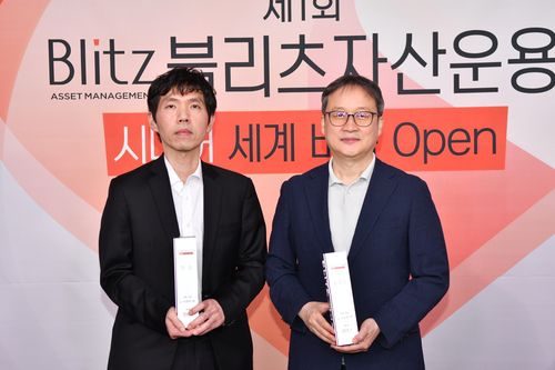 우승을 차지한 이창호(왼쪽) 9단과 유창혁 9단[한국기원 제공. 재판매 및 DB 금지]