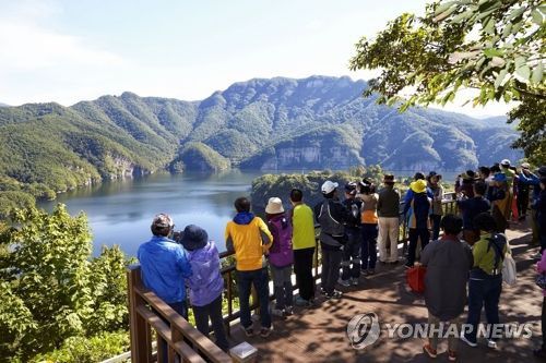 전망대에서 바라본 이서 적벽[화순군 제공]