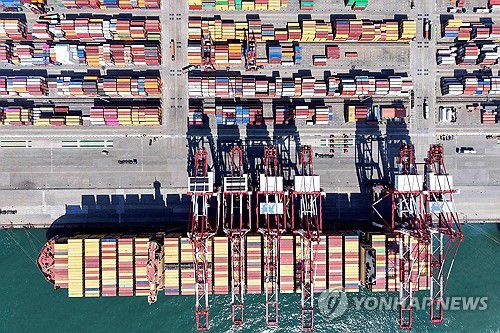 중국 칭다오의 컨테이너선 모습[AFP=연합뉴스 자료사진]