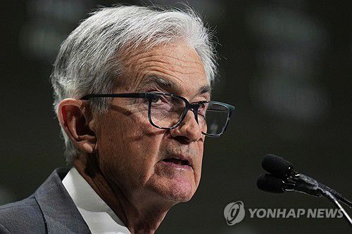 파월 미국 연준 의장(시카고 AP=연합뉴스) 제롬 파월 미국 연방준비제도(Fed·연준) 의장이 16일(현지시간) 미국 일리노이주의 시카고 이코노믹클럽에서 경제 전망에 대해 발언하고 있다. 2025.4.16