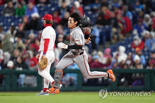 질주하는 이정후(오른쪽)[로이터=연합뉴스] Mandatory Credit: Kyle Ross-Imagn Images