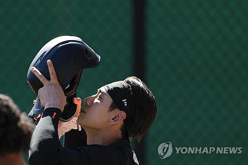 메이저리그 두 번째 시즌 준비하는 샌프란시스코 이정후(스코츠데일[미국 애리조나주]=연합뉴스) 신현우 기자 = 미국프로야구 메이저리그(MLB) 두 번째 시즌을 준비하는 샌프란시스코 자이언츠 외야수 이정후가 18일(현지시간) 자이언츠 스프링캠프가 열리고 있는 미국 애리조나주 스코츠데일 스타디움에서 헬멧을 쓰고 있다. 2025.2.19 nowwego@yna.co.kr