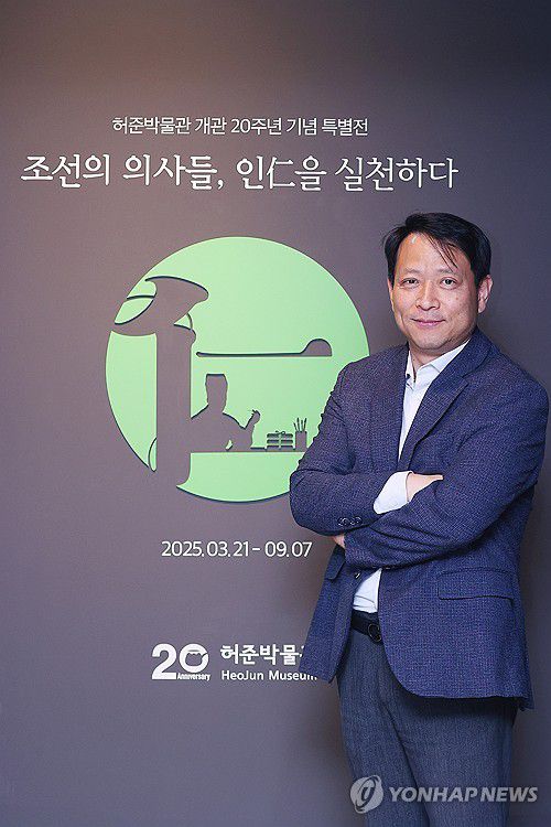 김충배 허준박물관장 인터뷰(서울=연합뉴스) 진연수 기자 = 김충배 허준박물관장이 서울 강서구 허준박물관에서 진행된 연합뉴스와 인터뷰에 앞서 포즈를 취하고 있다. 2025.4.17 jin90@yna.co.kr