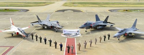 공군-UAE공군, KF-21 포괄적 협력에 관한 의향서 체결(서울=연합뉴스) 이영수 공군참모총장과 라시드 모하메드 알 샴시 UAE 공군방공사령관(소장)이 16일 한국항공우주(KAI)에서 KF-21 포괄적 협력에 관한 의향서를 체결, 국산 항공기를 배경으로 기념 촬영하고 있다. 2025.4.16 [공군 제공. 재판매 및 DB 금지] photo@yna.co.kr