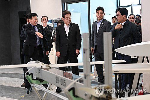 국방과학연구소 둘러보는 이재명 전 대표(서울=연합뉴스) 더불어민주당 대선후보 경선 주자인 이재명 전 대표가 17일 대전 유성구 국방과학연구소에서 개발 중인 무기체계를 둘러보고 있다. 2025.4.17 [국회사진기자단] photo@yna.co.kr